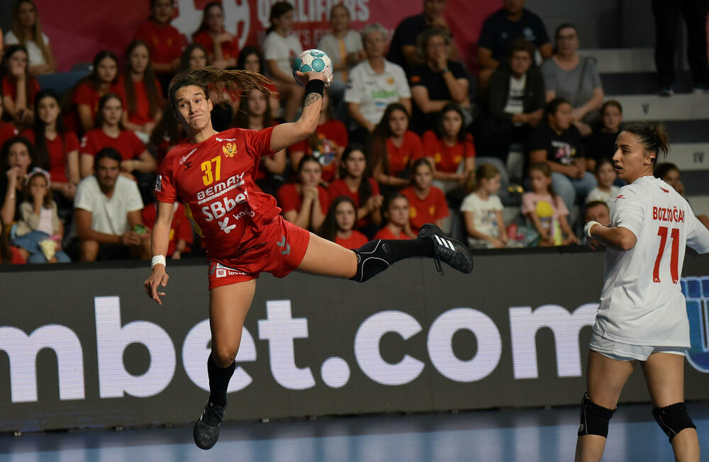 <p>Pogledajte foto-galeriju sa utakmice Crna Gora - Turska, koju su „lavice” dobile 39:23 i pokazale da i na Svjetskom prvenstvu mogu da igraju dobar rukomet.</p>  <p>Utakmica je imala dirljivu predigru, jer su se igračice pojavile u majicama sa fotografijom povrijeđene Đurđine Jauković i natpisom „Điki, uz tebe smo”.</p>  <p>Nikšićka bombarderka, koja je prošle sedmice drugi put pokidala prednji ukršteni ligament lijeve noge, bila je na tribinama „Bemax arene”.</p>