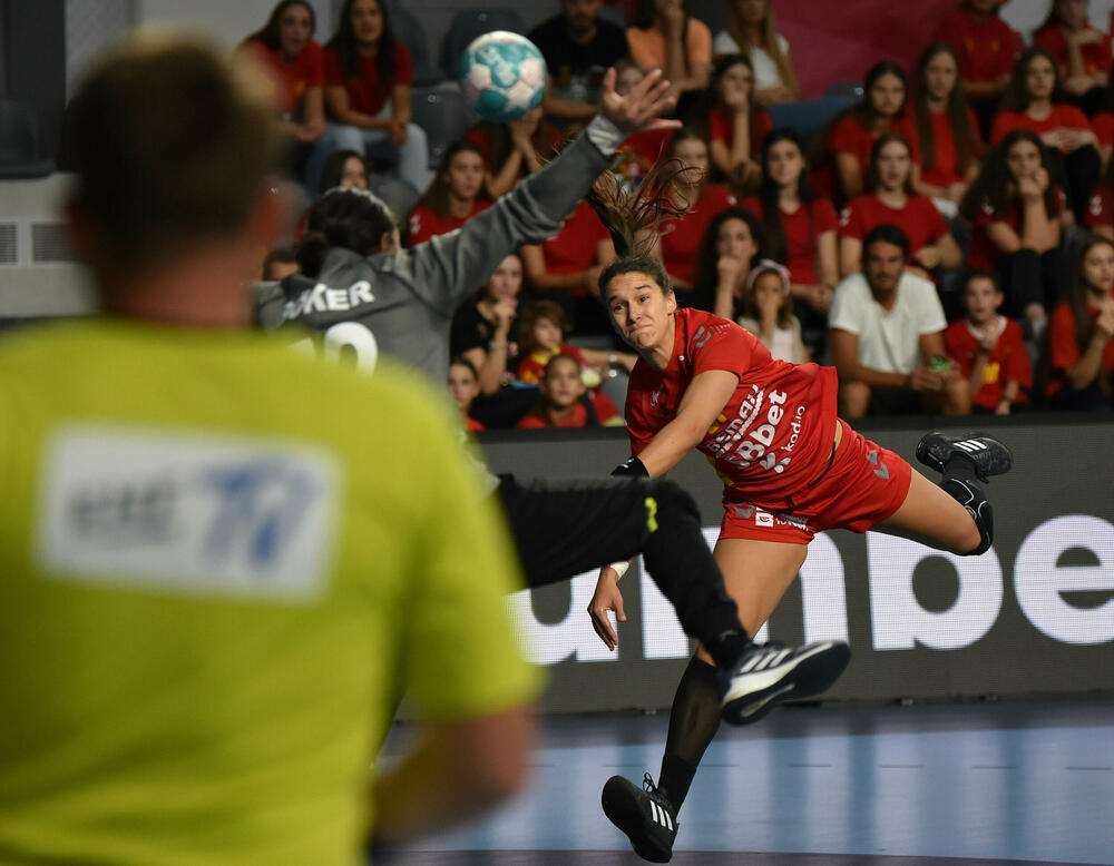 <p>Pogledajte foto-galeriju sa utakmice Crna Gora - Turska, koju su „lavice” dobile 39:23 i pokazale da i na Svjetskom prvenstvu mogu da igraju dobar rukomet.</p>  <p>Utakmica je imala dirljivu predigru, jer su se igračice pojavile u majicama sa fotografijom povrijeđene Đurđine Jauković i natpisom „Điki, uz tebe smo”.</p>  <p>Nikšićka bombarderka, koja je prošle sedmice drugi put pokidala prednji ukršteni ligament lijeve noge, bila je na tribinama „Bemax arene”.</p>