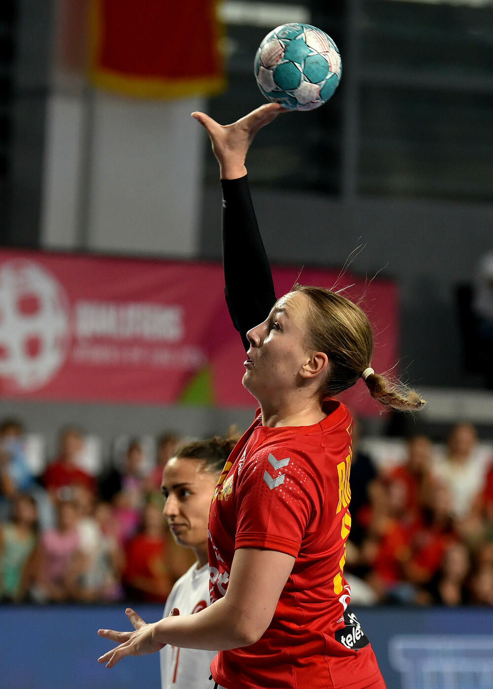 <p>Pogledajte foto-galeriju sa utakmice Crna Gora - Turska, koju su „lavice” dobile 39:23 i pokazale da i na Svjetskom prvenstvu mogu da igraju dobar rukomet.</p>  <p>Utakmica je imala dirljivu predigru, jer su se igračice pojavile u majicama sa fotografijom povrijeđene Đurđine Jauković i natpisom „Điki, uz tebe smo”.</p>  <p>Nikšićka bombarderka, koja je prošle sedmice drugi put pokidala prednji ukršteni ligament lijeve noge, bila je na tribinama „Bemax arene”.</p>