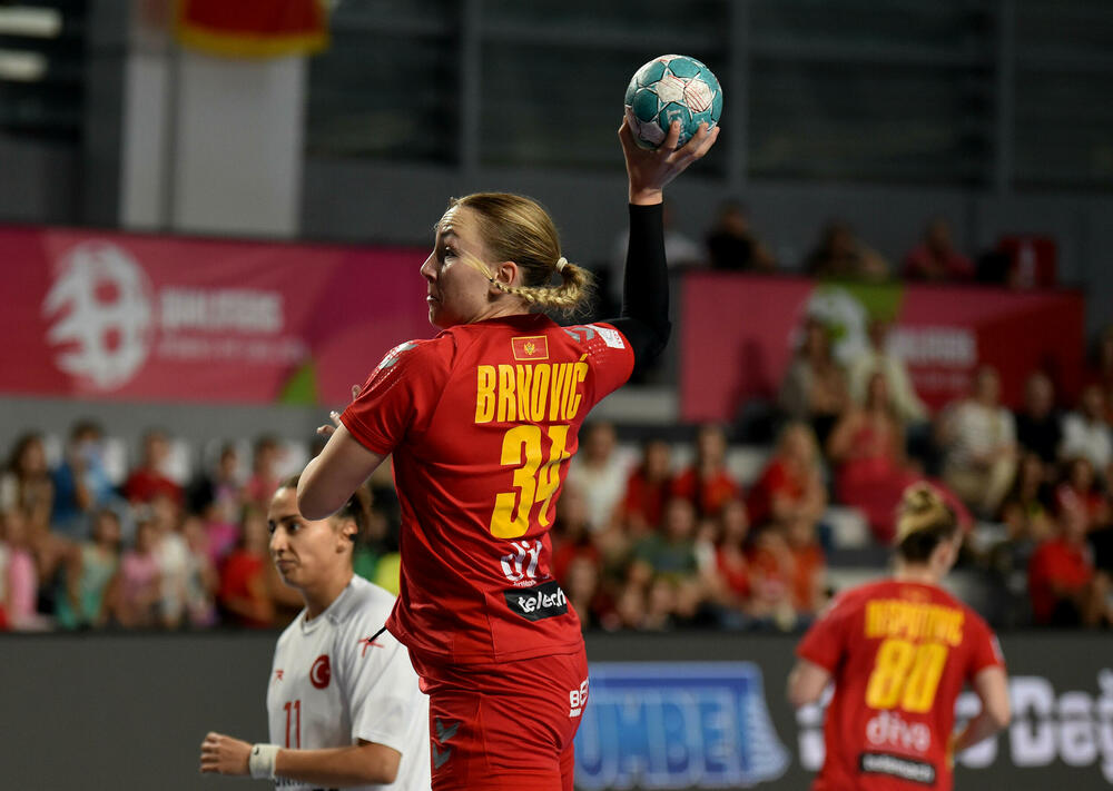 <p>Pogledajte foto-galeriju sa utakmice Crna Gora - Turska, koju su „lavice” dobile 39:23 i pokazale da i na Svjetskom prvenstvu mogu da igraju dobar rukomet.</p>  <p>Utakmica je imala dirljivu predigru, jer su se igračice pojavile u majicama sa fotografijom povrijeđene Đurđine Jauković i natpisom „Điki, uz tebe smo”.</p>  <p>Nikšićka bombarderka, koja je prošle sedmice drugi put pokidala prednji ukršteni ligament lijeve noge, bila je na tribinama „Bemax arene”.</p>