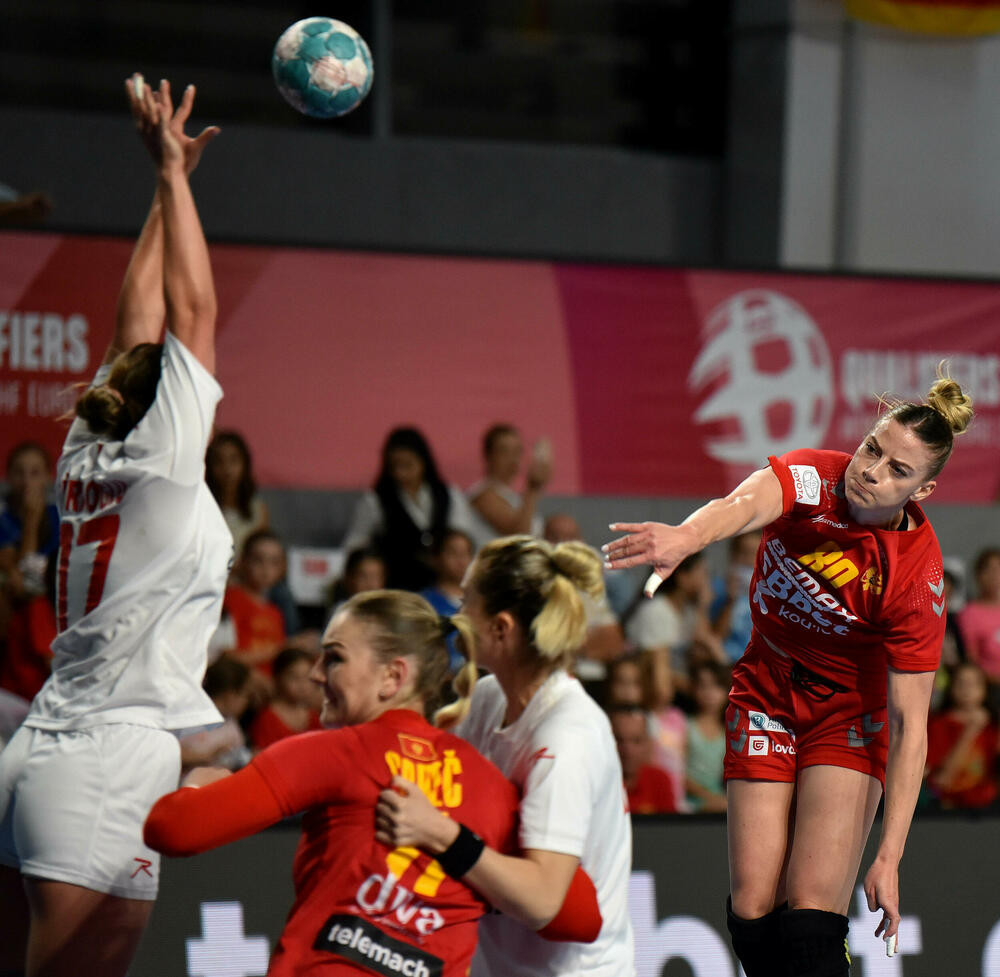 <p>Pogledajte foto-galeriju sa utakmice Crna Gora - Turska, koju su „lavice” dobile 39:23 i pokazale da i na Svjetskom prvenstvu mogu da igraju dobar rukomet.</p>  <p>Utakmica je imala dirljivu predigru, jer su se igračice pojavile u majicama sa fotografijom povrijeđene Đurđine Jauković i natpisom „Điki, uz tebe smo”.</p>  <p>Nikšićka bombarderka, koja je prošle sedmice drugi put pokidala prednji ukršteni ligament lijeve noge, bila je na tribinama „Bemax arene”.</p>