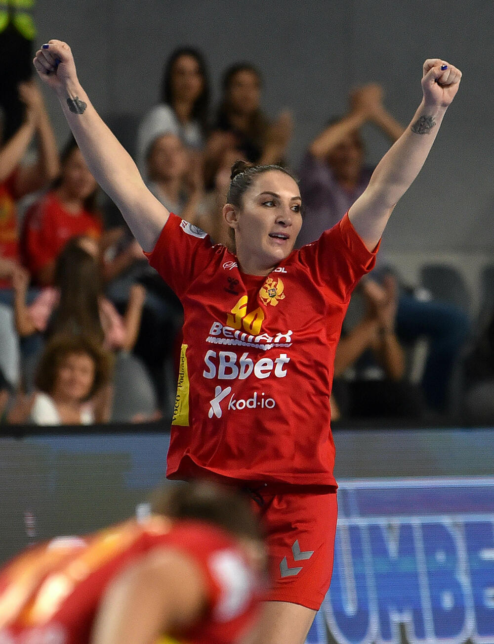 <p>Pogledajte foto-galeriju sa utakmice Crna Gora - Turska, koju su „lavice” dobile 39:23 i pokazale da i na Svjetskom prvenstvu mogu da igraju dobar rukomet.</p>  <p>Utakmica je imala dirljivu predigru, jer su se igračice pojavile u majicama sa fotografijom povrijeđene Đurđine Jauković i natpisom „Điki, uz tebe smo”.</p>  <p>Nikšićka bombarderka, koja je prošle sedmice drugi put pokidala prednji ukršteni ligament lijeve noge, bila je na tribinama „Bemax arene”.</p>