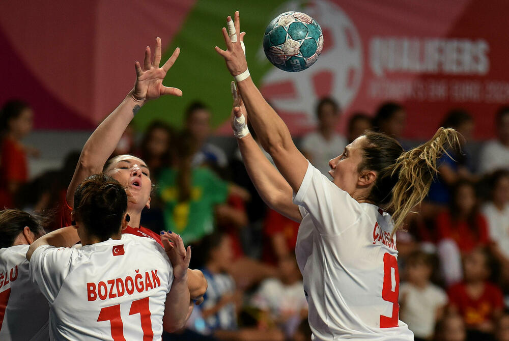 <p>Pogledajte foto-galeriju sa utakmice Crna Gora - Turska, koju su „lavice” dobile 39:23 i pokazale da i na Svjetskom prvenstvu mogu da igraju dobar rukomet.</p>  <p>Utakmica je imala dirljivu predigru, jer su se igračice pojavile u majicama sa fotografijom povrijeđene Đurđine Jauković i natpisom „Điki, uz tebe smo”.</p>  <p>Nikšićka bombarderka, koja je prošle sedmice drugi put pokidala prednji ukršteni ligament lijeve noge, bila je na tribinama „Bemax arene”.</p>