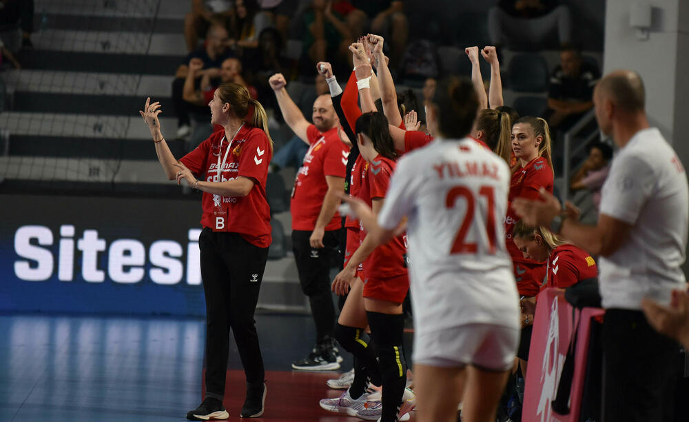 <p>Pogledajte foto-galeriju sa utakmice Crna Gora - Turska, koju su „lavice” dobile 39:23 i pokazale da i na Svjetskom prvenstvu mogu da igraju dobar rukomet.</p>  <p>Utakmica je imala dirljivu predigru, jer su se igračice pojavile u majicama sa fotografijom povrijeđene Đurđine Jauković i natpisom „Điki, uz tebe smo”.</p>  <p>Nikšićka bombarderka, koja je prošle sedmice drugi put pokidala prednji ukršteni ligament lijeve noge, bila je na tribinama „Bemax arene”.</p>