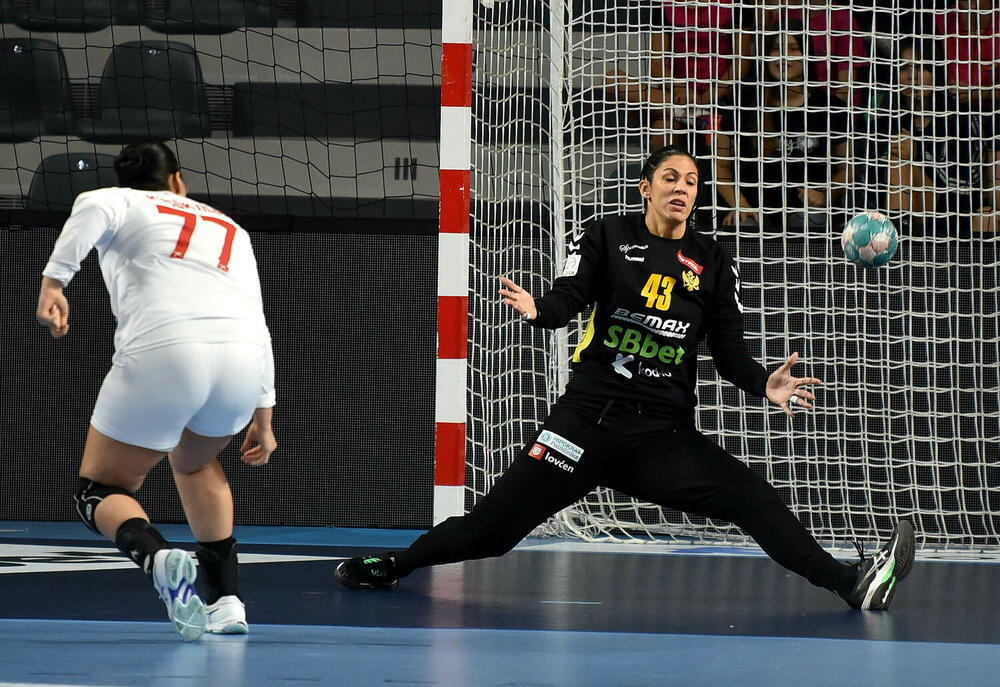 <p>Pogledajte foto-galeriju sa utakmice Crna Gora - Turska, koju su „lavice” dobile 39:23 i pokazale da i na Svjetskom prvenstvu mogu da igraju dobar rukomet.</p>  <p>Utakmica je imala dirljivu predigru, jer su se igračice pojavile u majicama sa fotografijom povrijeđene Đurđine Jauković i natpisom „Điki, uz tebe smo”.</p>  <p>Nikšićka bombarderka, koja je prošle sedmice drugi put pokidala prednji ukršteni ligament lijeve noge, bila je na tribinama „Bemax arene”.</p>