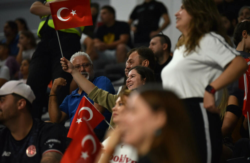 <p>Pogledajte foto-galeriju sa utakmice Crna Gora - Turska, koju su „lavice” dobile 39:23 i pokazale da i na Svjetskom prvenstvu mogu da igraju dobar rukomet.</p>  <p>Utakmica je imala dirljivu predigru, jer su se igračice pojavile u majicama sa fotografijom povrijeđene Đurđine Jauković i natpisom „Điki, uz tebe smo”.</p>  <p>Nikšićka bombarderka, koja je prošle sedmice drugi put pokidala prednji ukršteni ligament lijeve noge, bila je na tribinama „Bemax arene”.</p>