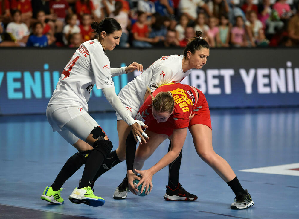 <p>Pogledajte foto-galeriju sa utakmice Crna Gora - Turska, koju su „lavice” dobile 39:23 i pokazale da i na Svjetskom prvenstvu mogu da igraju dobar rukomet.</p>  <p>Utakmica je imala dirljivu predigru, jer su se igračice pojavile u majicama sa fotografijom povrijeđene Đurđine Jauković i natpisom „Điki, uz tebe smo”.</p>  <p>Nikšićka bombarderka, koja je prošle sedmice drugi put pokidala prednji ukršteni ligament lijeve noge, bila je na tribinama „Bemax arene”.</p>