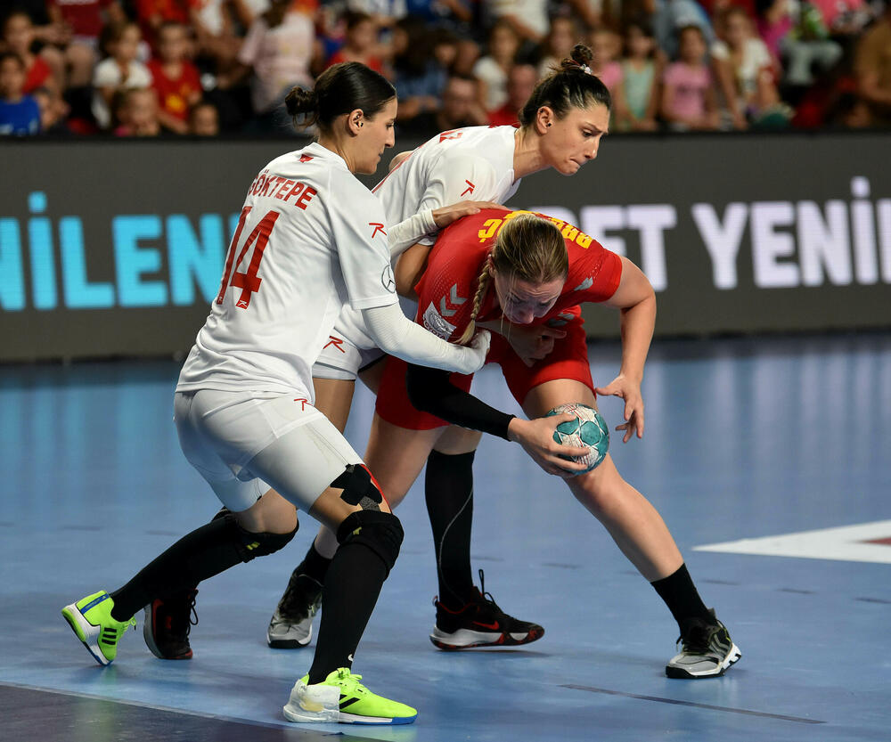 <p>Pogledajte foto-galeriju sa utakmice Crna Gora - Turska, koju su „lavice” dobile 39:23 i pokazale da i na Svjetskom prvenstvu mogu da igraju dobar rukomet.</p>  <p>Utakmica je imala dirljivu predigru, jer su se igračice pojavile u majicama sa fotografijom povrijeđene Đurđine Jauković i natpisom „Điki, uz tebe smo”.</p>  <p>Nikšićka bombarderka, koja je prošle sedmice drugi put pokidala prednji ukršteni ligament lijeve noge, bila je na tribinama „Bemax arene”.</p>