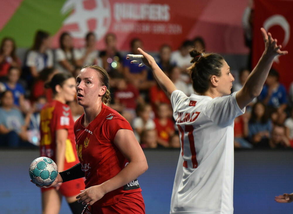 <p>Pogledajte foto-galeriju sa utakmice Crna Gora - Turska, koju su „lavice” dobile 39:23 i pokazale da i na Svjetskom prvenstvu mogu da igraju dobar rukomet.</p>  <p>Utakmica je imala dirljivu predigru, jer su se igračice pojavile u majicama sa fotografijom povrijeđene Đurđine Jauković i natpisom „Điki, uz tebe smo”.</p>  <p>Nikšićka bombarderka, koja je prošle sedmice drugi put pokidala prednji ukršteni ligament lijeve noge, bila je na tribinama „Bemax arene”.</p>