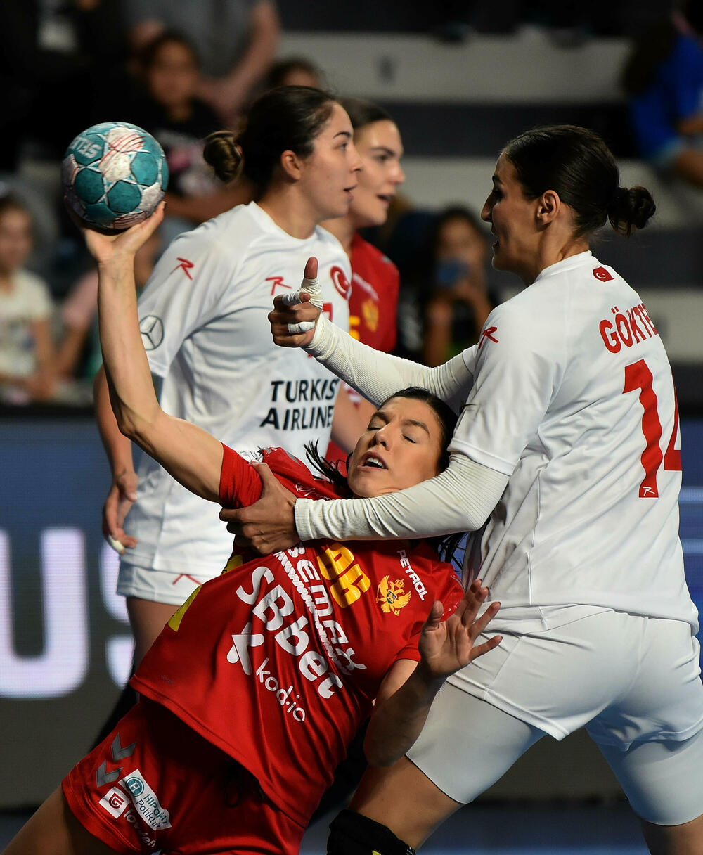 <p>Pogledajte foto-galeriju sa utakmice Crna Gora - Turska, koju su „lavice” dobile 39:23 i pokazale da i na Svjetskom prvenstvu mogu da igraju dobar rukomet.</p>  <p>Utakmica je imala dirljivu predigru, jer su se igračice pojavile u majicama sa fotografijom povrijeđene Đurđine Jauković i natpisom „Điki, uz tebe smo”.</p>  <p>Nikšićka bombarderka, koja je prošle sedmice drugi put pokidala prednji ukršteni ligament lijeve noge, bila je na tribinama „Bemax arene”.</p>