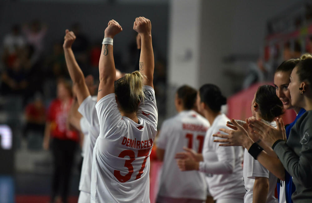 <p>Pogledajte foto-galeriju sa utakmice Crna Gora - Turska, koju su „lavice” dobile 39:23 i pokazale da i na Svjetskom prvenstvu mogu da igraju dobar rukomet.</p>  <p>Utakmica je imala dirljivu predigru, jer su se igračice pojavile u majicama sa fotografijom povrijeđene Đurđine Jauković i natpisom „Điki, uz tebe smo”.</p>  <p>Nikšićka bombarderka, koja je prošle sedmice drugi put pokidala prednji ukršteni ligament lijeve noge, bila je na tribinama „Bemax arene”.</p>