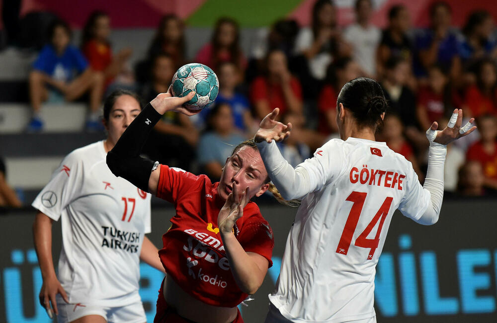 <p>Pogledajte foto-galeriju sa utakmice Crna Gora - Turska, koju su „lavice” dobile 39:23 i pokazale da i na Svjetskom prvenstvu mogu da igraju dobar rukomet.</p>  <p>Utakmica je imala dirljivu predigru, jer su se igračice pojavile u majicama sa fotografijom povrijeđene Đurđine Jauković i natpisom „Điki, uz tebe smo”.</p>  <p>Nikšićka bombarderka, koja je prošle sedmice drugi put pokidala prednji ukršteni ligament lijeve noge, bila je na tribinama „Bemax arene”.</p>