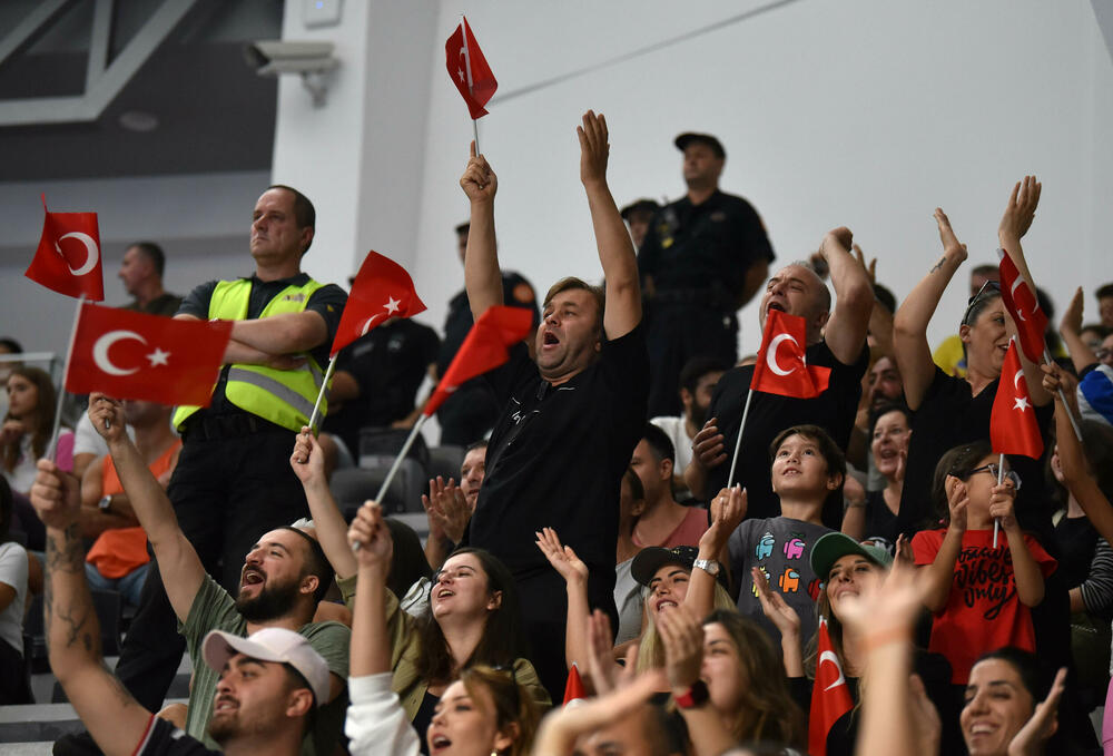 <p>Pogledajte foto-galeriju sa utakmice Crna Gora - Turska, koju su „lavice” dobile 39:23 i pokazale da i na Svjetskom prvenstvu mogu da igraju dobar rukomet.</p>  <p>Utakmica je imala dirljivu predigru, jer su se igračice pojavile u majicama sa fotografijom povrijeđene Đurđine Jauković i natpisom „Điki, uz tebe smo”.</p>  <p>Nikšićka bombarderka, koja je prošle sedmice drugi put pokidala prednji ukršteni ligament lijeve noge, bila je na tribinama „Bemax arene”.</p>