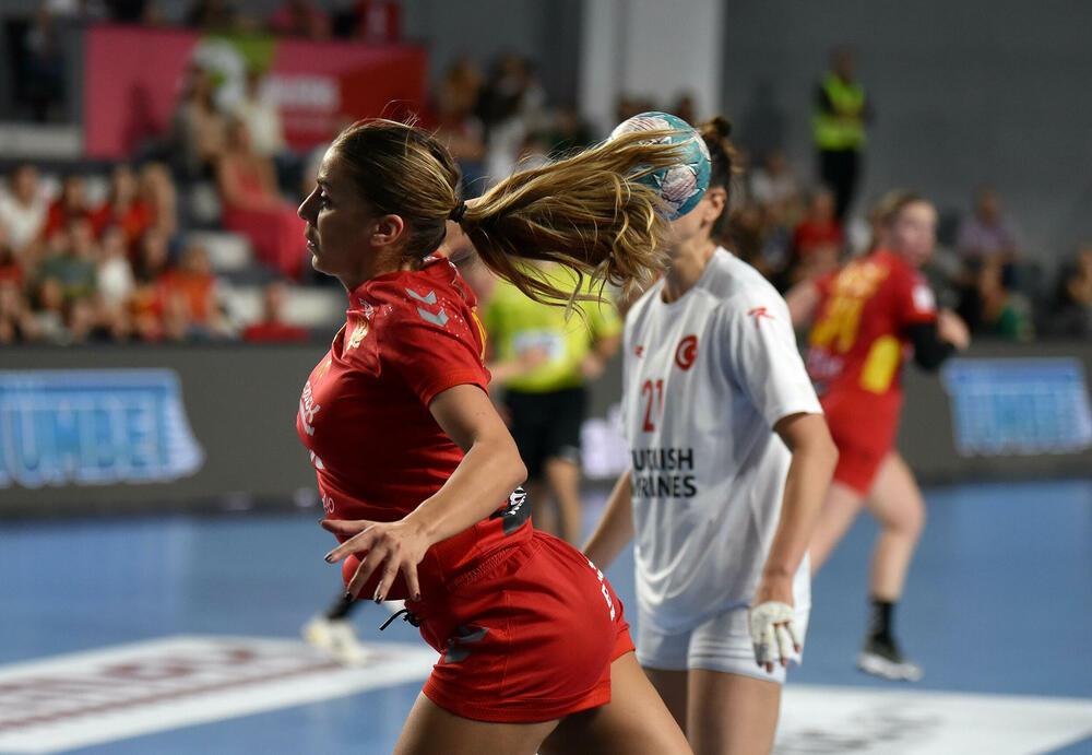 <p>Pogledajte foto-galeriju sa utakmice Crna Gora - Turska, koju su „lavice” dobile 39:23 i pokazale da i na Svjetskom prvenstvu mogu da igraju dobar rukomet.</p>  <p>Utakmica je imala dirljivu predigru, jer su se igračice pojavile u majicama sa fotografijom povrijeđene Đurđine Jauković i natpisom „Điki, uz tebe smo”.</p>  <p>Nikšićka bombarderka, koja je prošle sedmice drugi put pokidala prednji ukršteni ligament lijeve noge, bila je na tribinama „Bemax arene”.</p>