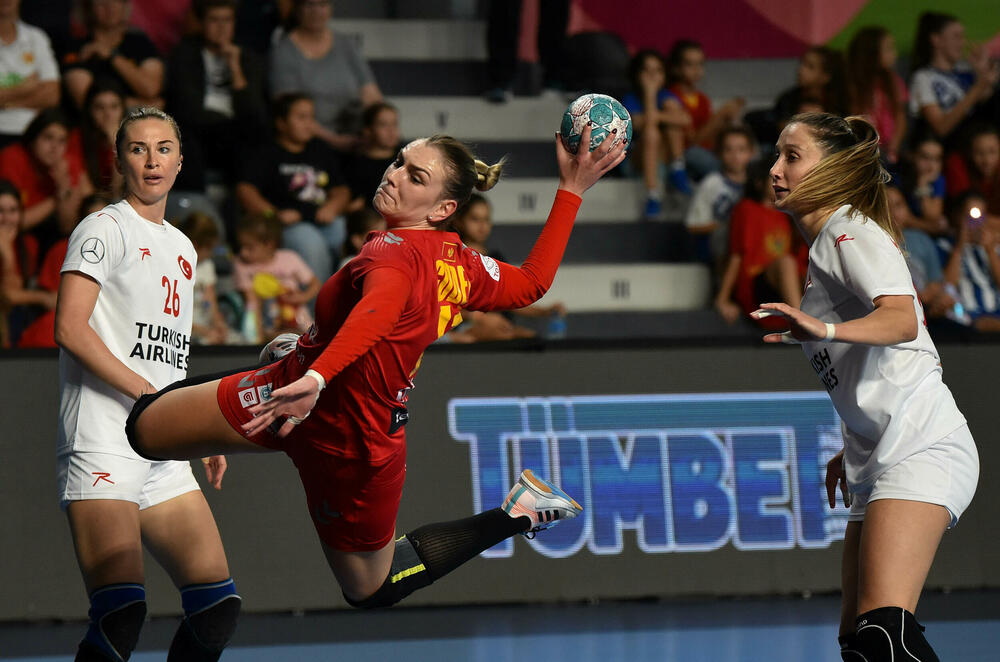 <p>Pogledajte foto-galeriju sa utakmice Crna Gora - Turska, koju su „lavice” dobile 39:23 i pokazale da i na Svjetskom prvenstvu mogu da igraju dobar rukomet.</p>  <p>Utakmica je imala dirljivu predigru, jer su se igračice pojavile u majicama sa fotografijom povrijeđene Đurđine Jauković i natpisom „Điki, uz tebe smo”.</p>  <p>Nikšićka bombarderka, koja je prošle sedmice drugi put pokidala prednji ukršteni ligament lijeve noge, bila je na tribinama „Bemax arene”.</p>