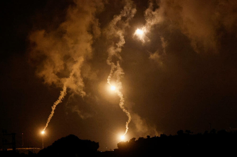 Rakete ispaljene sa izraelske strane, gore na nebu gledano iz Ramije blizu libansko-izraelske granice, u južnom Libanu, Foto: Reuters