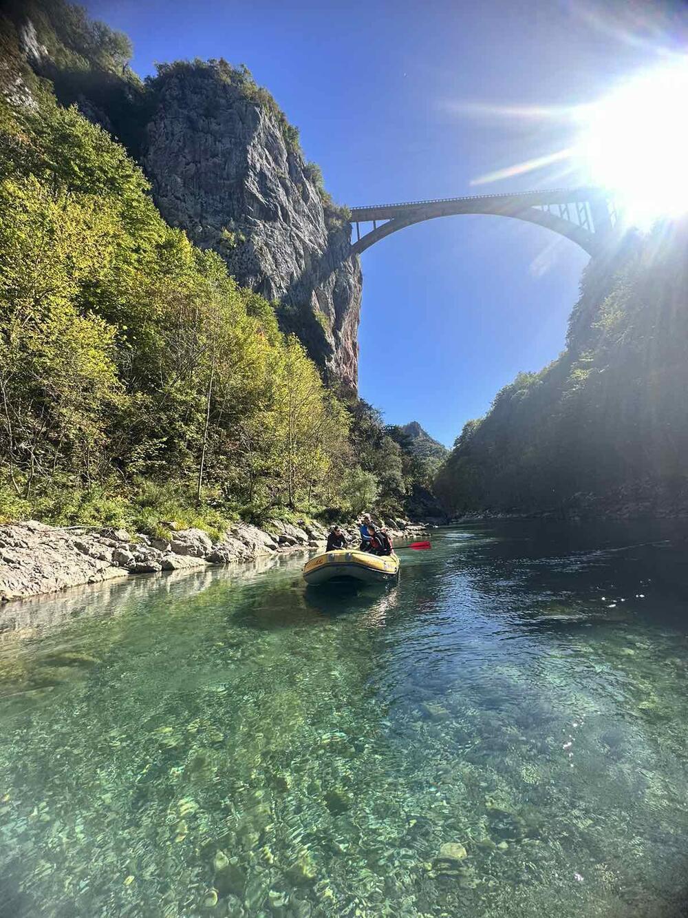 <p>U akciji čišćenja učestvuje 12 čamaca i oko 20 iskusnih skipera</p>