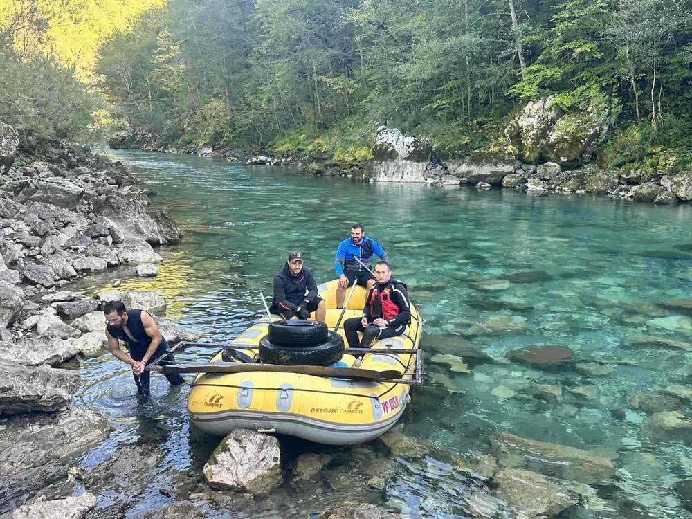 <p>U akciji čišćenja učestvuje 12 čamaca i oko 20 iskusnih skipera</p>