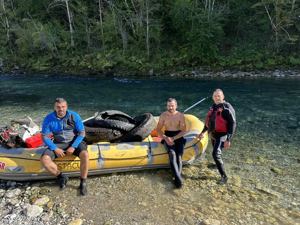 <p>U akciji čišćenja učestvuje 12 čamaca i oko 20 iskusnih skipera</p>