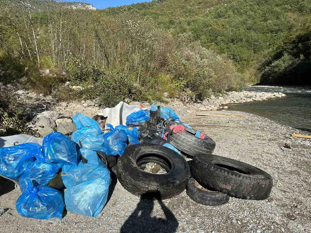 <p>U akciji čišćenja učestvuje 12 čamaca i oko 20 iskusnih skipera</p>