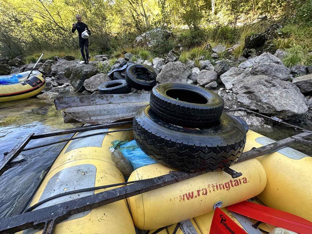 <p>U akciji čišćenja učestvuje 12 čamaca i oko 20 iskusnih skipera</p>