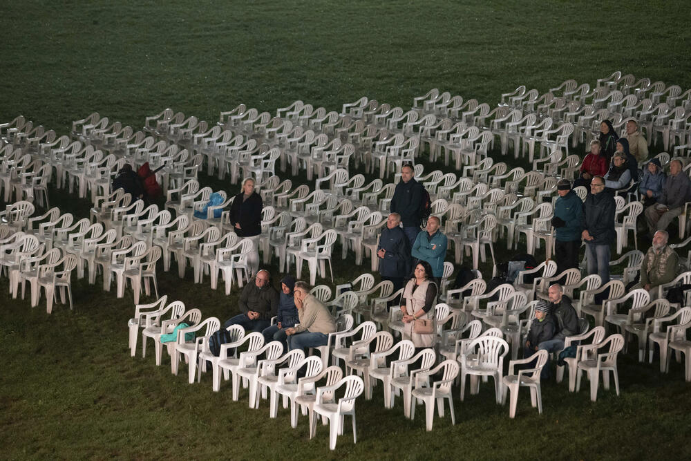 Vjernici na večernjoj misi u manastiru Jasna gora