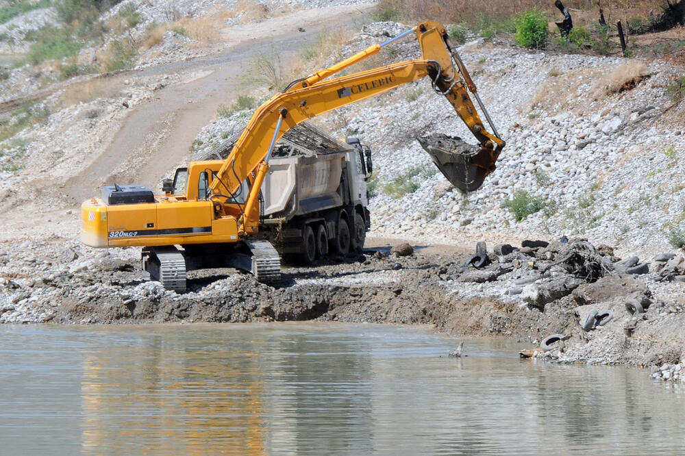 Eksploatacija šljunka iz Morače, Foto: Luka Zekovic