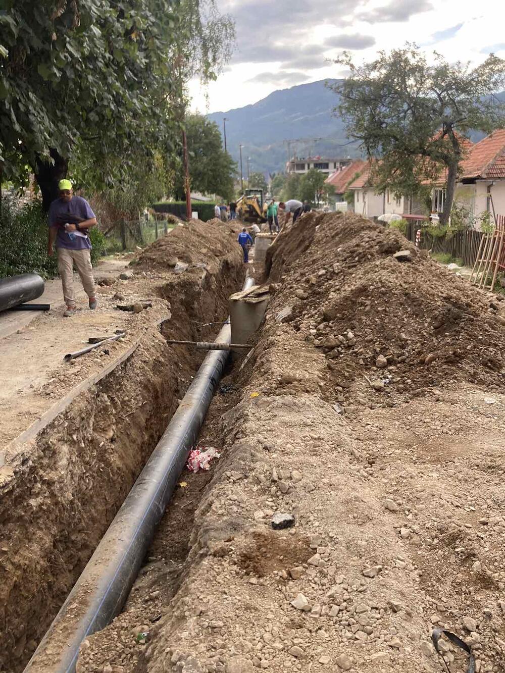 <p>Direktr preduzeća Vodovod i kanalizacija objašnjava da nije riječ o restrikcijama u isporuci vode, kako se nezvanično minulih dana moglo čuti, već da su prekidi u snabdijevanju uzrokovani neophodnim radovima na vodovodnoj mreži</p>