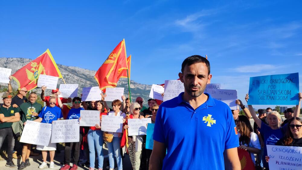 <p>Protest će danas, kao i naredna dva dana, trajati od 15 do 18 časova, a isti, shodno Zakonu o unutrašnjim poslovima, snimaju policijski službenici</p>