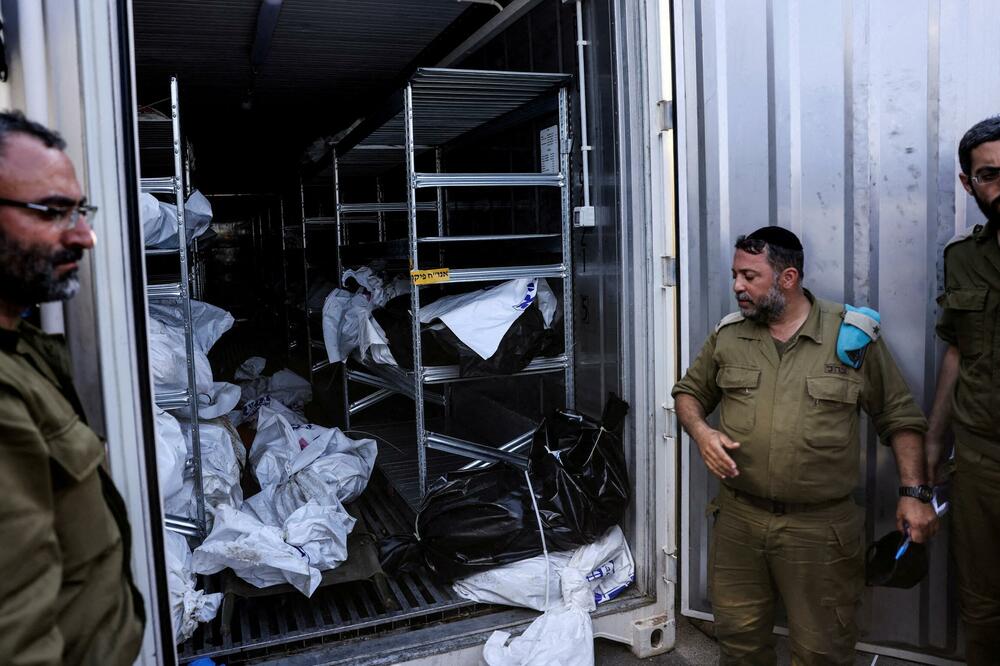 Izraleski vojnici pored kontejnera sa tijelima žrtava Hamasa, Foto: Reuters