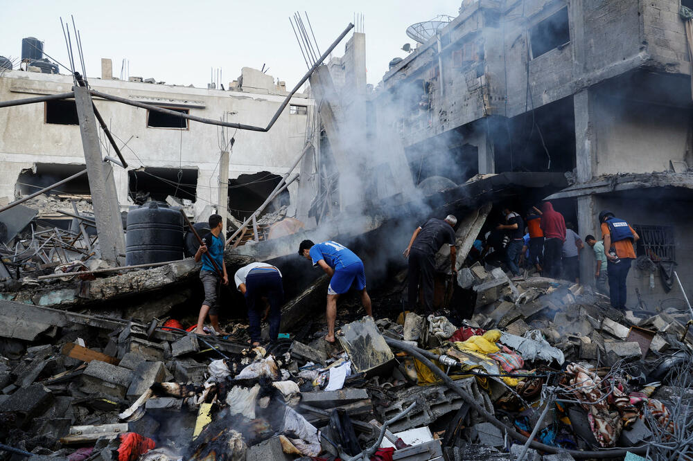 Spasilačke ekipe i građani tragaju za preživjelima nakon izraelskog bombardovanja Gaze, Foto: Reuters