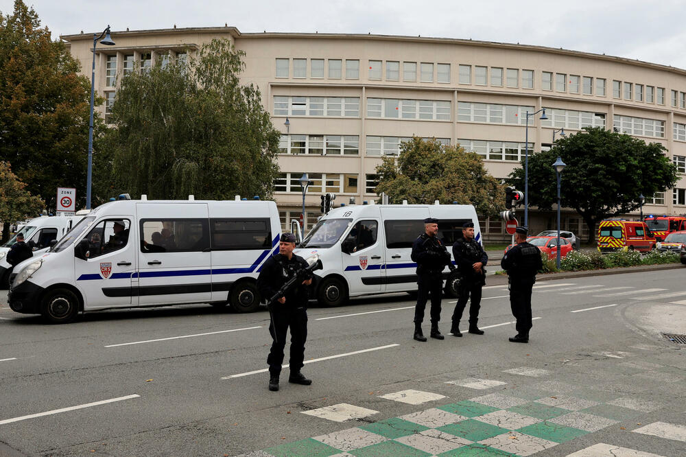 Francuska policija obezbjeđuje oblast nakon što je učitelj ubijen i nekoliko ljudi povrijeđeno u napadu nožem u srednjoj školi na sjeveru Francuske, Foto: Reuters
