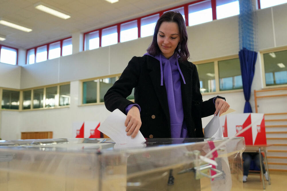 Polling stations in Poland have opened in the most important elections since the fall of communism, Photo: Reuters