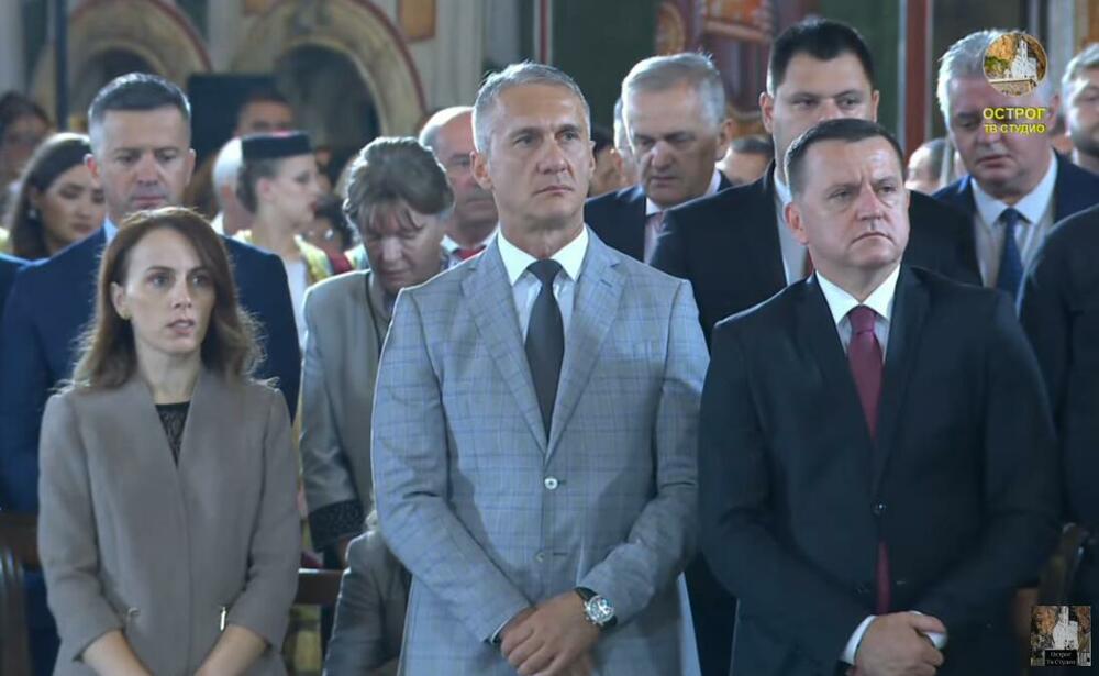 <p>Liturgiji su prisustvovali i ambasador Rusije u Crnoj Gori, savjetnik predsjednika Crne Gore za bezbjednost i odbranu, predsjednici više crnogorskih opština, lokalnih parlamenata, kao i više funkcioneri koalicije Za budućnost Crne Gore, Demokratske Crne Gore, SNP-a</p>