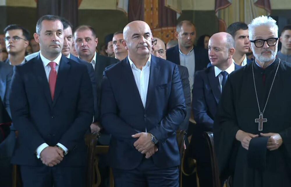 <p>Liturgiji su prisustvovali i ambasador Rusije u Crnoj Gori, savjetnik predsjednika Crne Gore za bezbjednost i odbranu, predsjednici više crnogorskih opština, lokalnih parlamenata, kao i više funkcioneri koalicije Za budućnost Crne Gore, Demokratske Crne Gore, SNP-a</p>