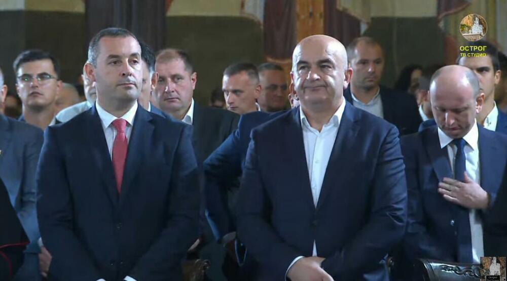 <p>Liturgiji su prisustvovali i ambasador Rusije u Crnoj Gori, savjetnik predsjednika Crne Gore za bezbjednost i odbranu, predsjednici više crnogorskih opština, lokalnih parlamenata, kao i više funkcioneri koalicije Za budućnost Crne Gore, Demokratske Crne Gore, SNP-a</p>