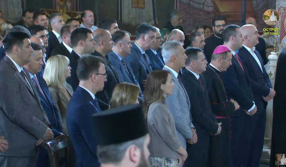 <p>Liturgiji su prisustvovali i ambasador Rusije u Crnoj Gori, savjetnik predsjednika Crne Gore za bezbjednost i odbranu, predsjednici više crnogorskih opština, lokalnih parlamenata, kao i više funkcioneri koalicije Za budućnost Crne Gore, Demokratske Crne Gore, SNP-a</p>