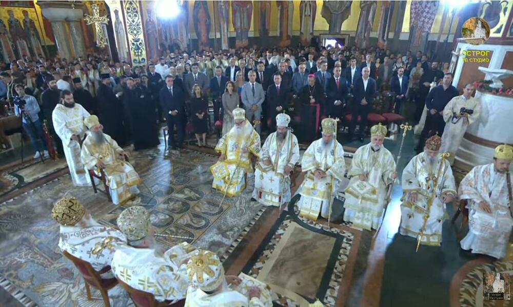 <p>Liturgiji su prisustvovali i ambasador Rusije u Crnoj Gori, savjetnik predsjednika Crne Gore za bezbjednost i odbranu, predsjednici više crnogorskih opština, lokalnih parlamenata, kao i više funkcioneri koalicije Za budućnost Crne Gore, Demokratske Crne Gore, SNP-a</p>