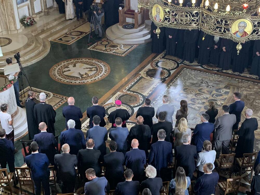 <p>Liturgiji su prisustvovali i ambasador Rusije u Crnoj Gori, savjetnik predsjednika Crne Gore za bezbjednost i odbranu, predsjednici više crnogorskih opština, lokalnih parlamenata, kao i više funkcioneri koalicije Za budućnost Crne Gore, Demokratske Crne Gore, SNP-a</p>