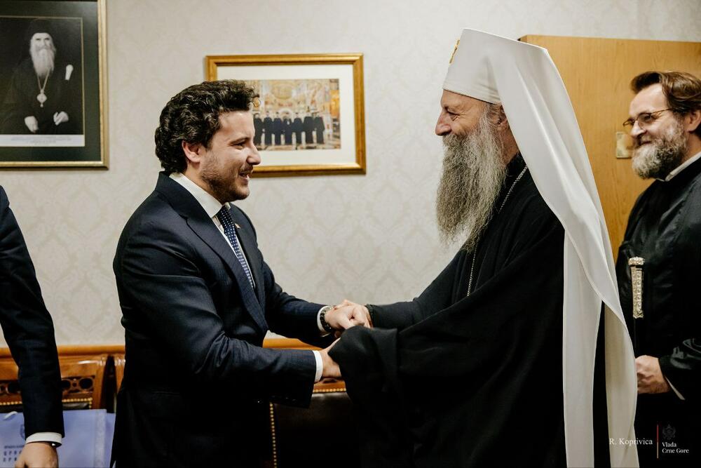 <p>Porfirije je stigao u Podgoricu, gdje je prisustvovao svečanostima povodom proslave desetogodišnjice osvećenja hrama Hristovog Vaskrsenja<br /> </p>