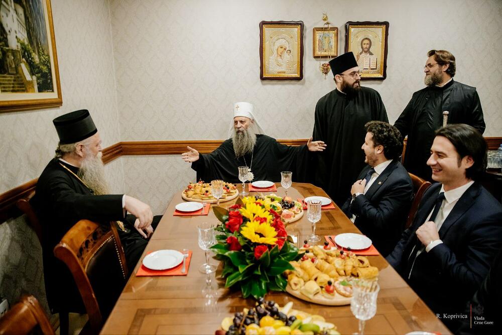 <p>Porfirije je stigao u Podgoricu, gdje je prisustvovao svečanostima povodom proslave desetogodišnjice osvećenja hrama Hristovog Vaskrsenja<br /> </p>