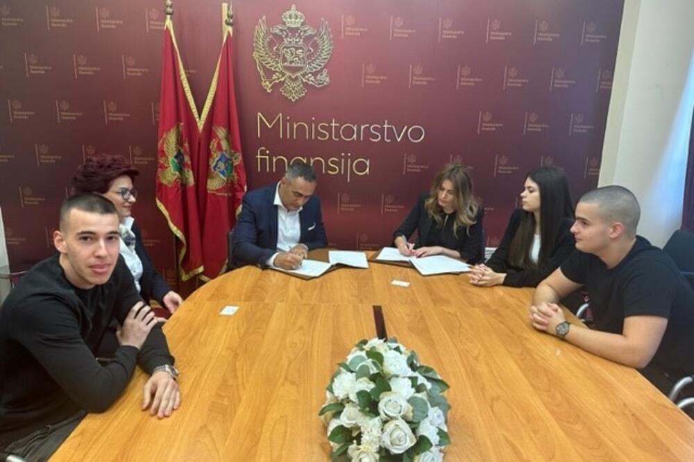 Sa potpisivanja ugovora, Foto: Ministarstvo finansija