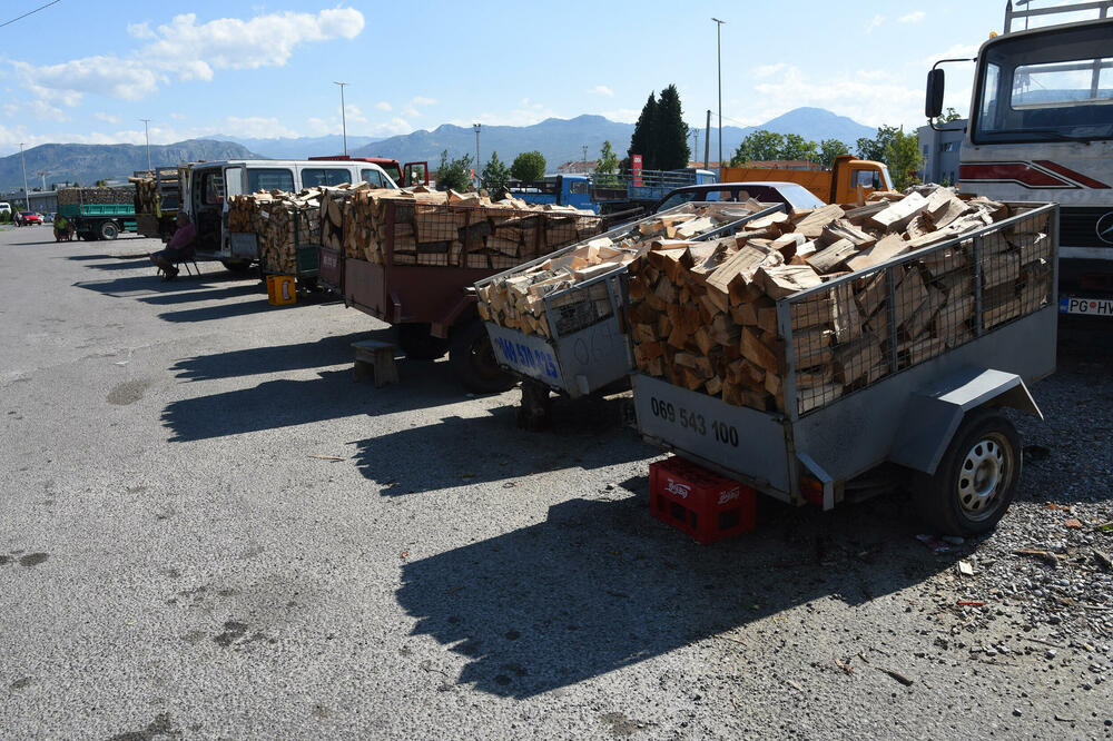 Metar cijepanih drva košta do 80 eura, Foto: Luka Zeković