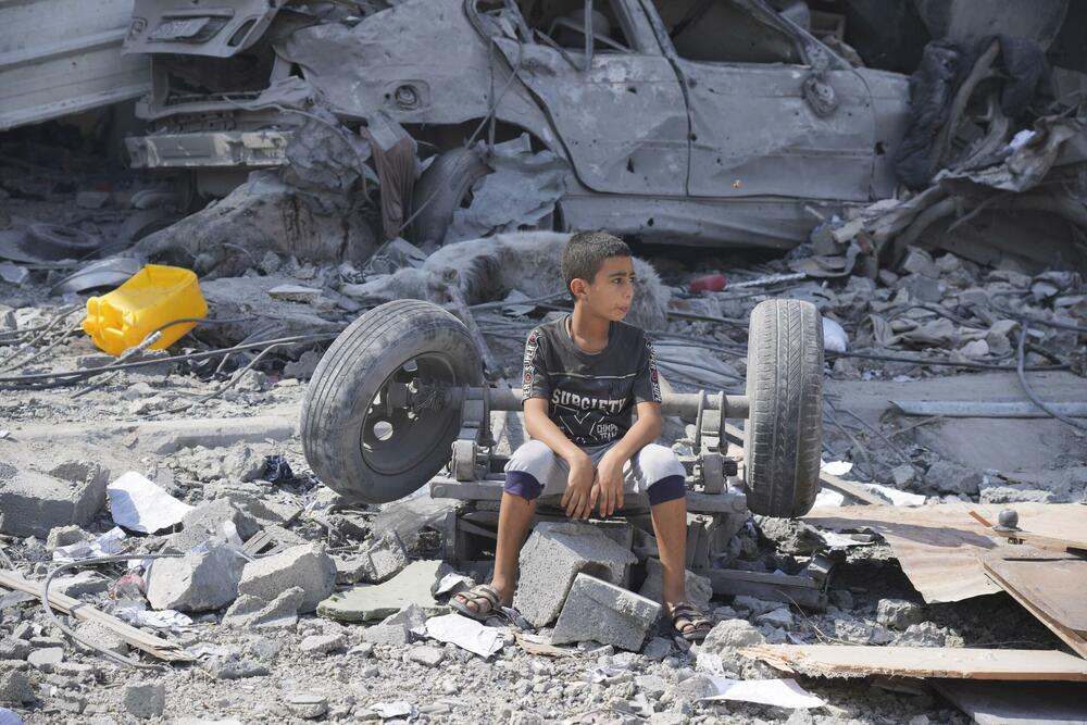 Palestinski dječak sjedi usred ruševina u srednjem dijelu Pojasa  Gaze 