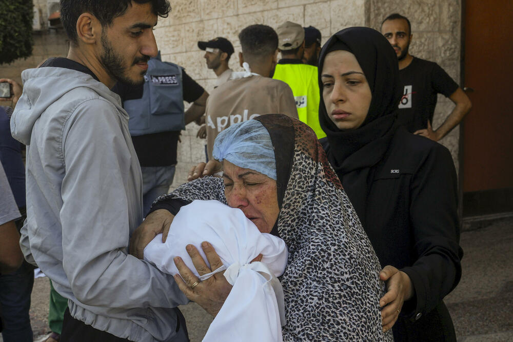 Palestinka ljubi umotano tijelo djeteta stradalog u izraelskim napadima ispred Al Aksa bolnice
