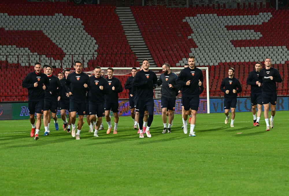 <p>Fudbalska reprezentacija Crne Gore odradila je večeras trening na stadionu "Rajko Mitić" u Beogradu uoči sjutrašnjeg meča (20.45) u kvalifikacijama za Evropsko prvenstvo.</p>