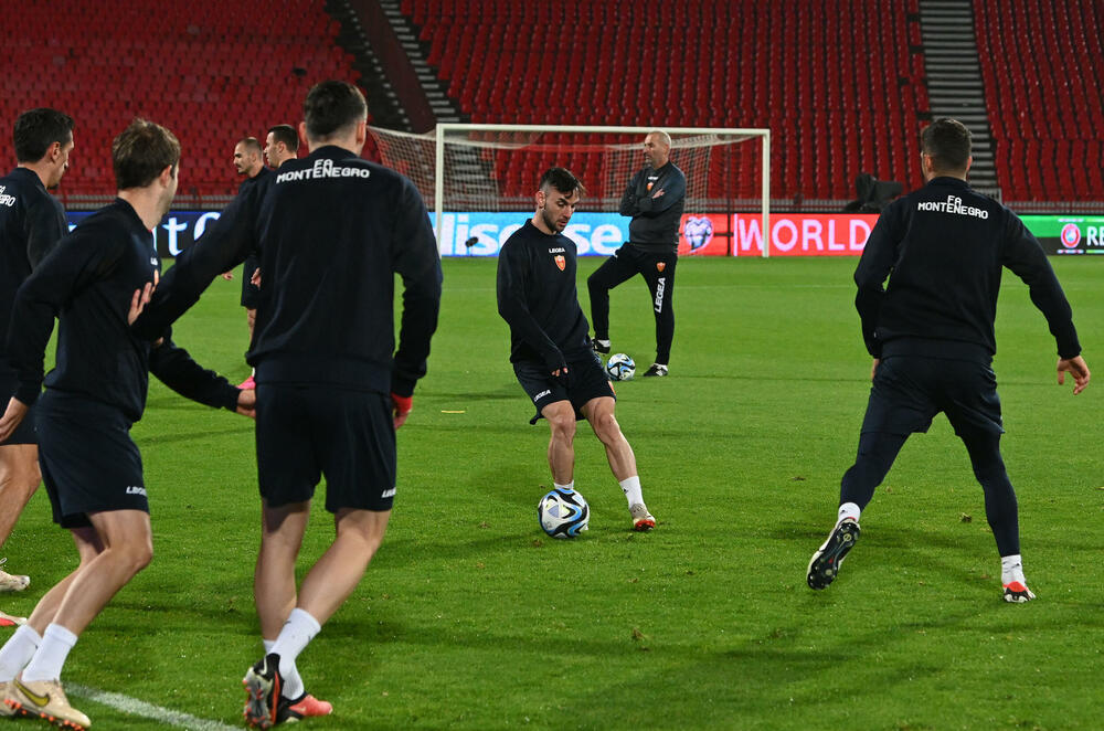 <p>Fudbalska reprezentacija Crne Gore odradila je večeras trening na stadionu "Rajko Mitić" u Beogradu uoči sjutrašnjeg meča (20.45) u kvalifikacijama za Evropsko prvenstvo.</p>