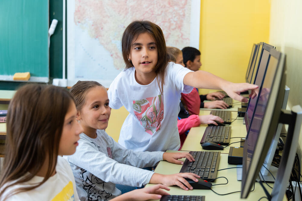 <p>Đaci u Herceg Novom dobili računare za svoj kabinet informatike</p>