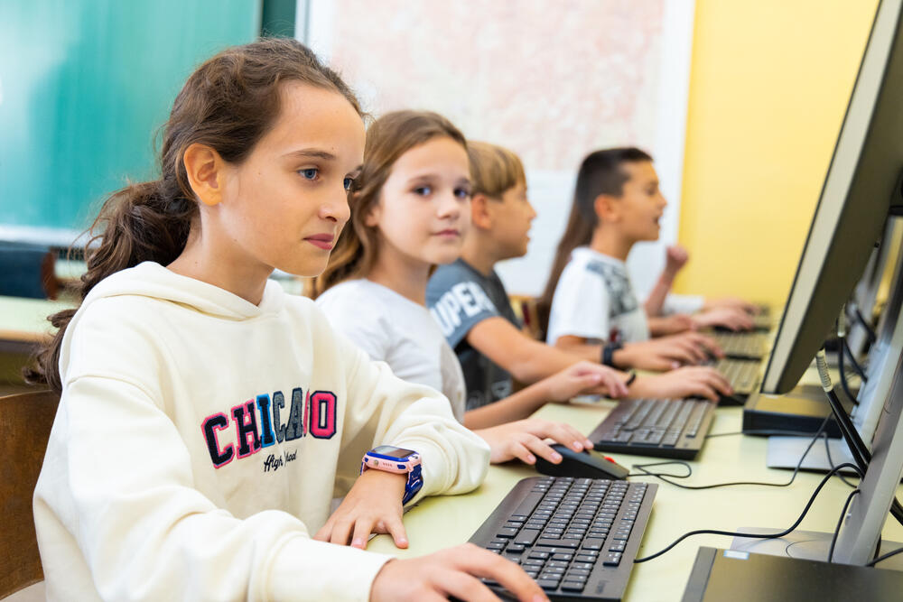 <p>Đaci u Herceg Novom dobili računare za svoj kabinet informatike</p>