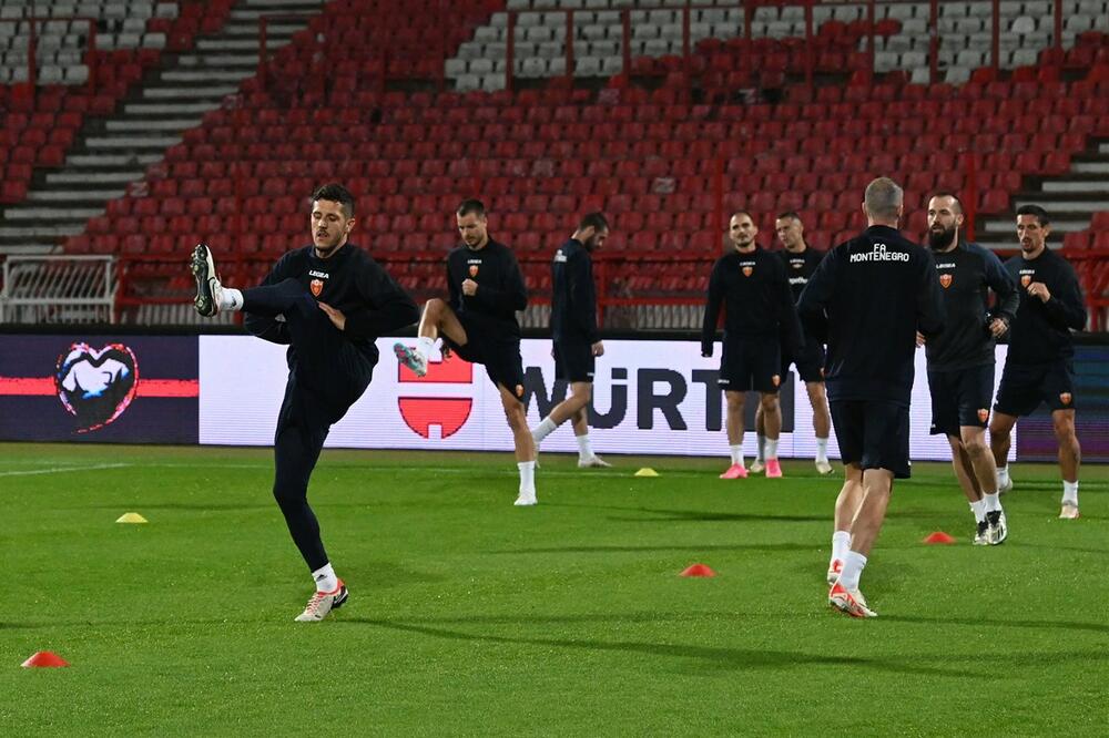 Kapiten od prvog minuta predvodi Crnu Goru: Sokoli tokom sinoćnjeg treninga na "Marakani", Foto: FSCG